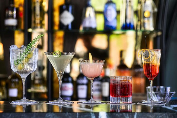 Comment développer un concept de bar à cocktails avec des infusions de thé dans un cadre détendu?