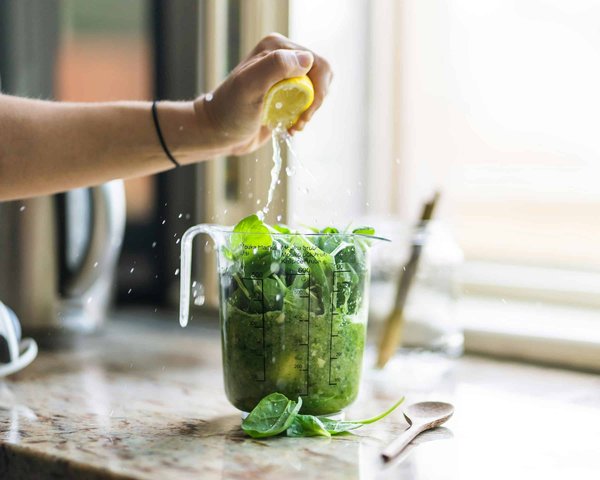 Quelles sont les meilleures astuces pour des smoothies verts sans lait pour un petit-déjeuner détoxifiant?